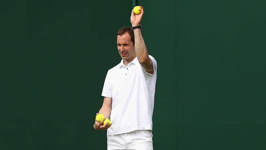 Petr Cech saat menjadi Ball Boy di arena latihan Wimbledon. - INDOSPORT